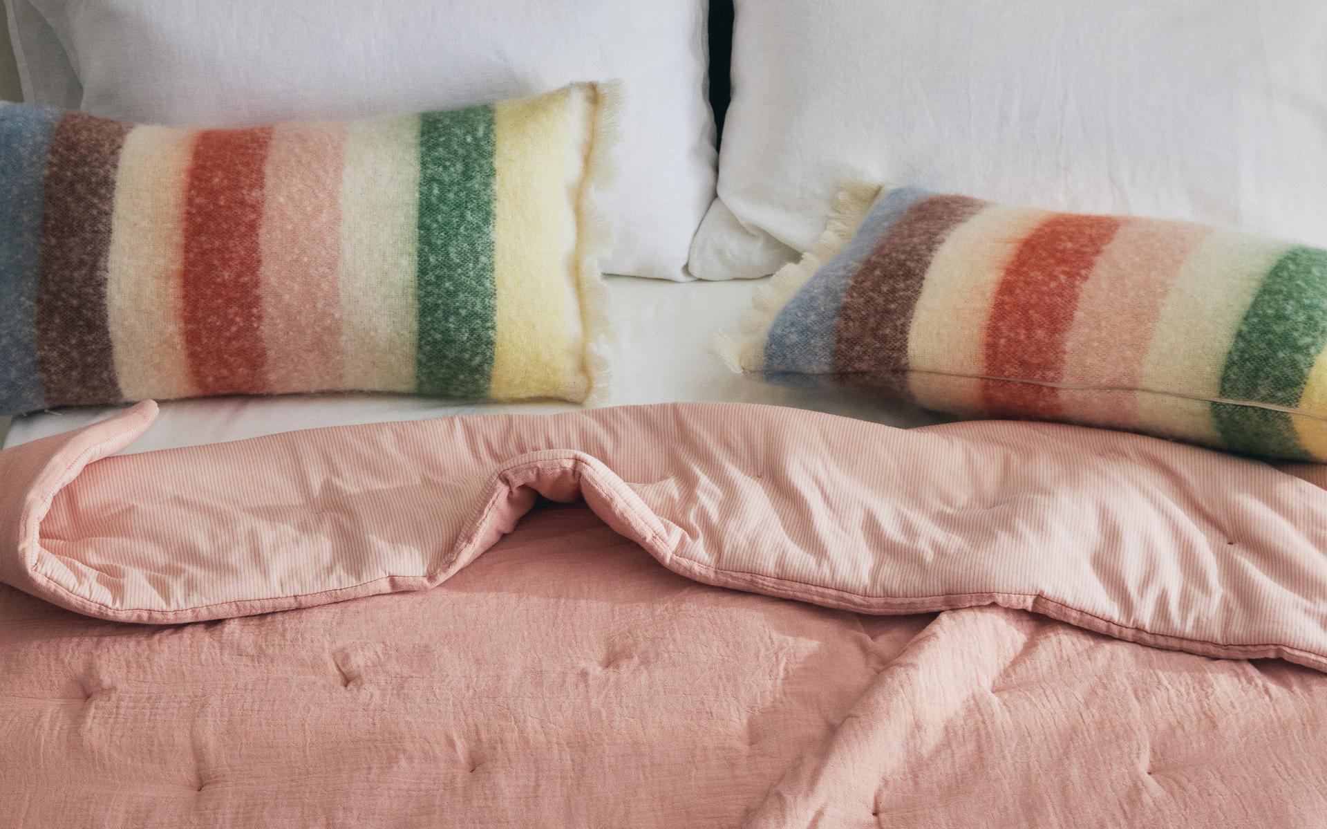 KIDS' REVERSIBLE STRIPED MUSLIN QUILT
