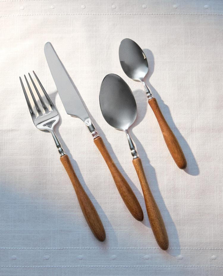 CUTLERY SET WITH ACACIA WOOD HANDLE (SET OF 4)