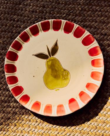 DESSERTTELLER AUS STEINGUT MIT FRUCHT