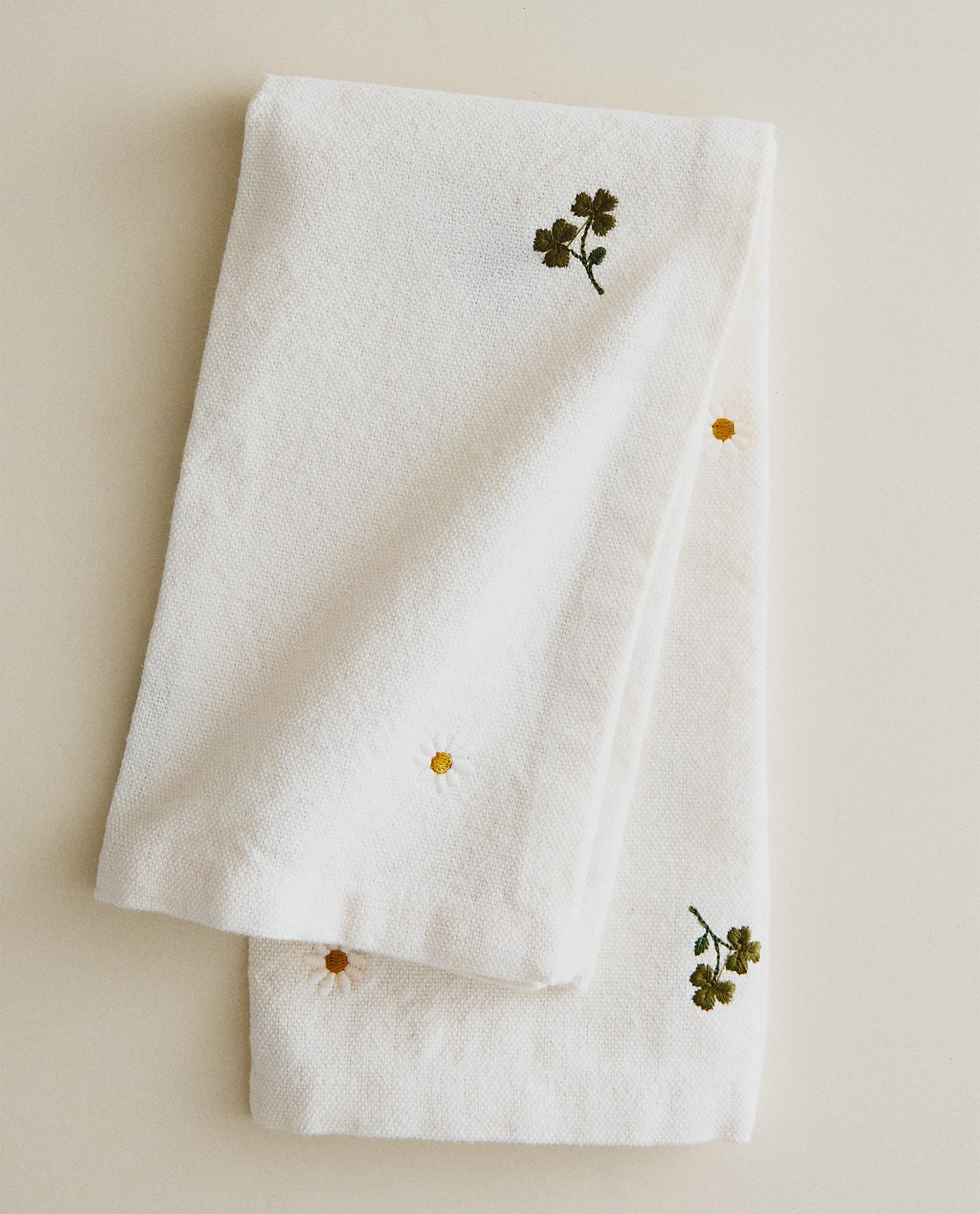 LOT DE SERVIETTES BRODÉES TRÈFLE ET MARGUERITE (LOT DE 2)