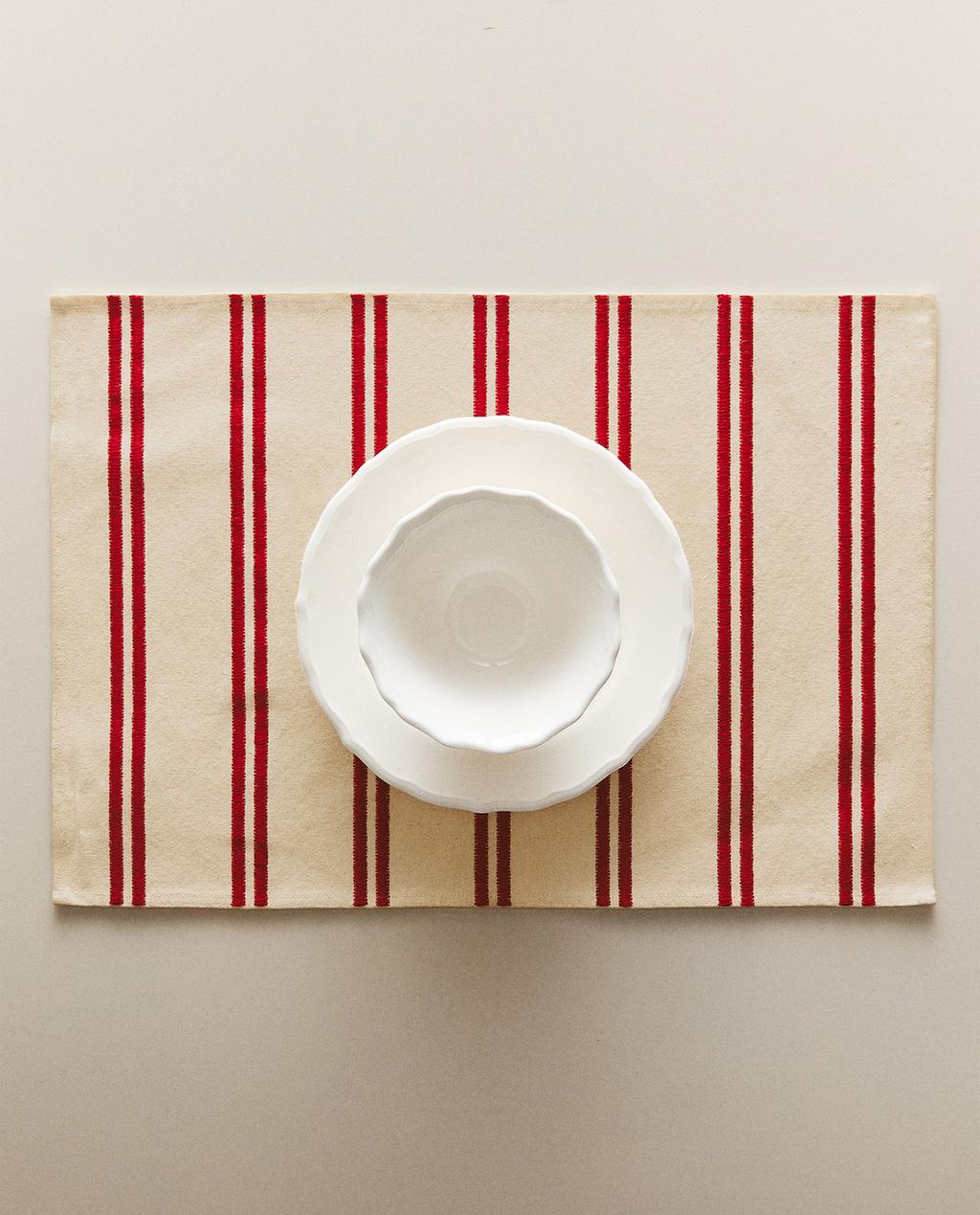 TISCHSET MIT DOPPELTER STICKEREI