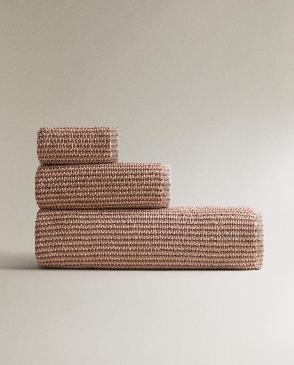 TEXTURED COTTON BATH TOWEL