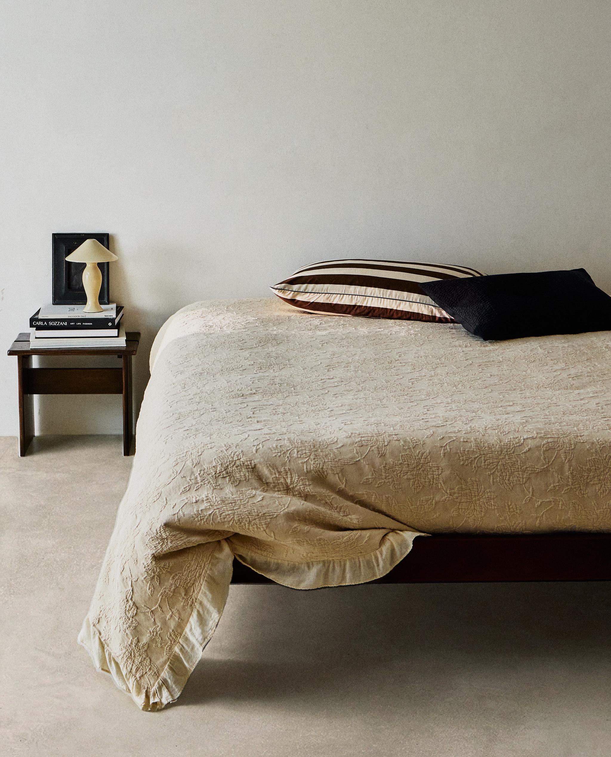 ジャカードのフリル付きベッドカバー | Zara Home 日本/Japan