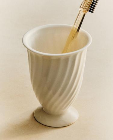 RAISED CERAMIC TOOTHBRUSH HOLDER