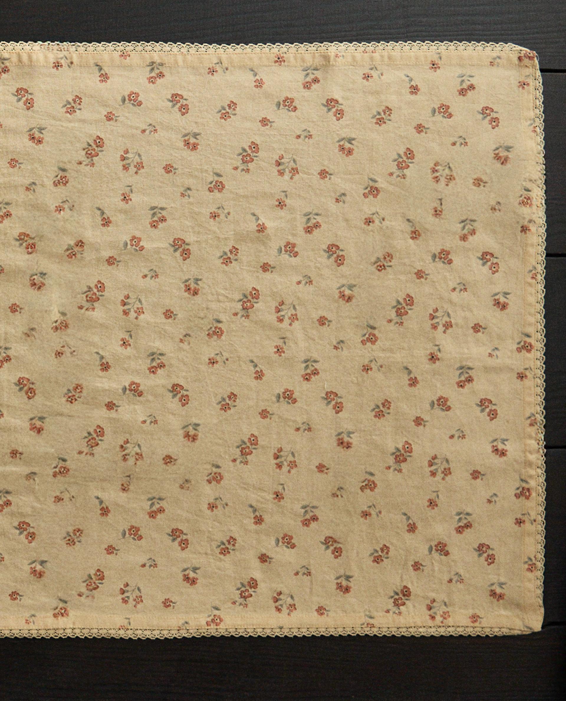 CAMINHO DE MESA COM FLOR SILVESTRE E RENDA