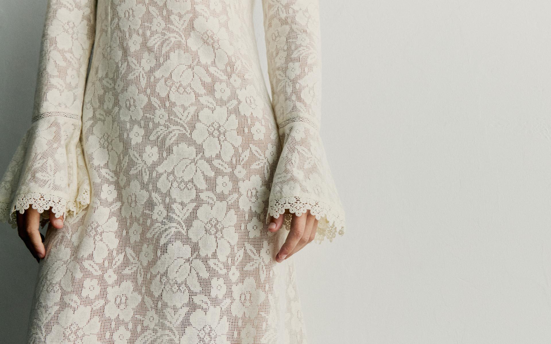 KLEID AUS BAUMWOLLE MIT BLUMENSPITZE