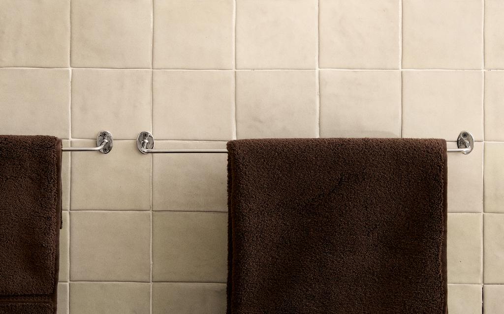 SILVER METAL TOWEL RACK
