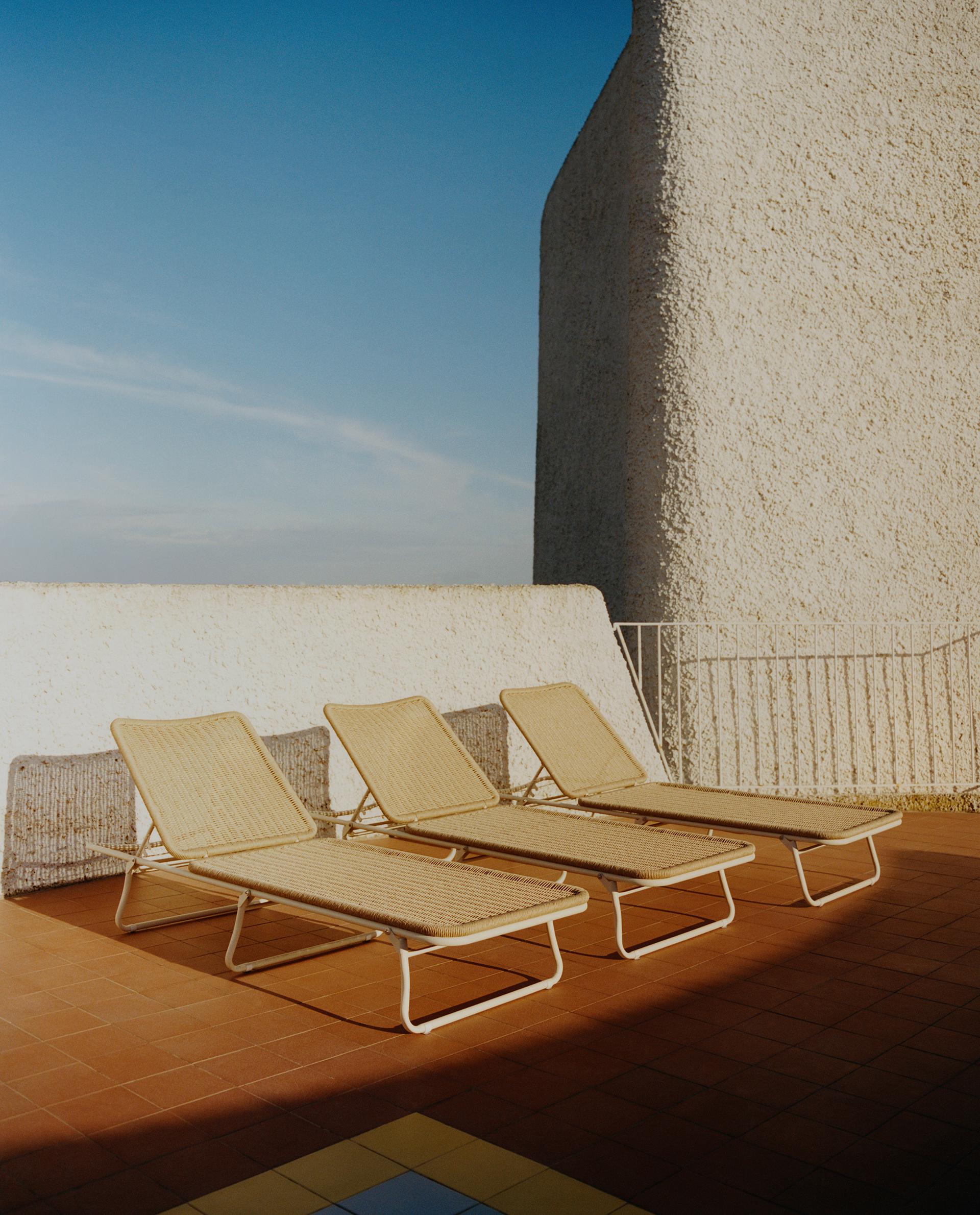 FOLDING OUTDOOR LOUNGER