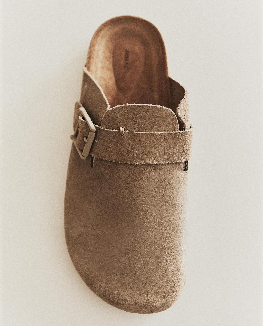 LEDERPANTOFFEL MIT SCHNALLE UND ZIERNAHT