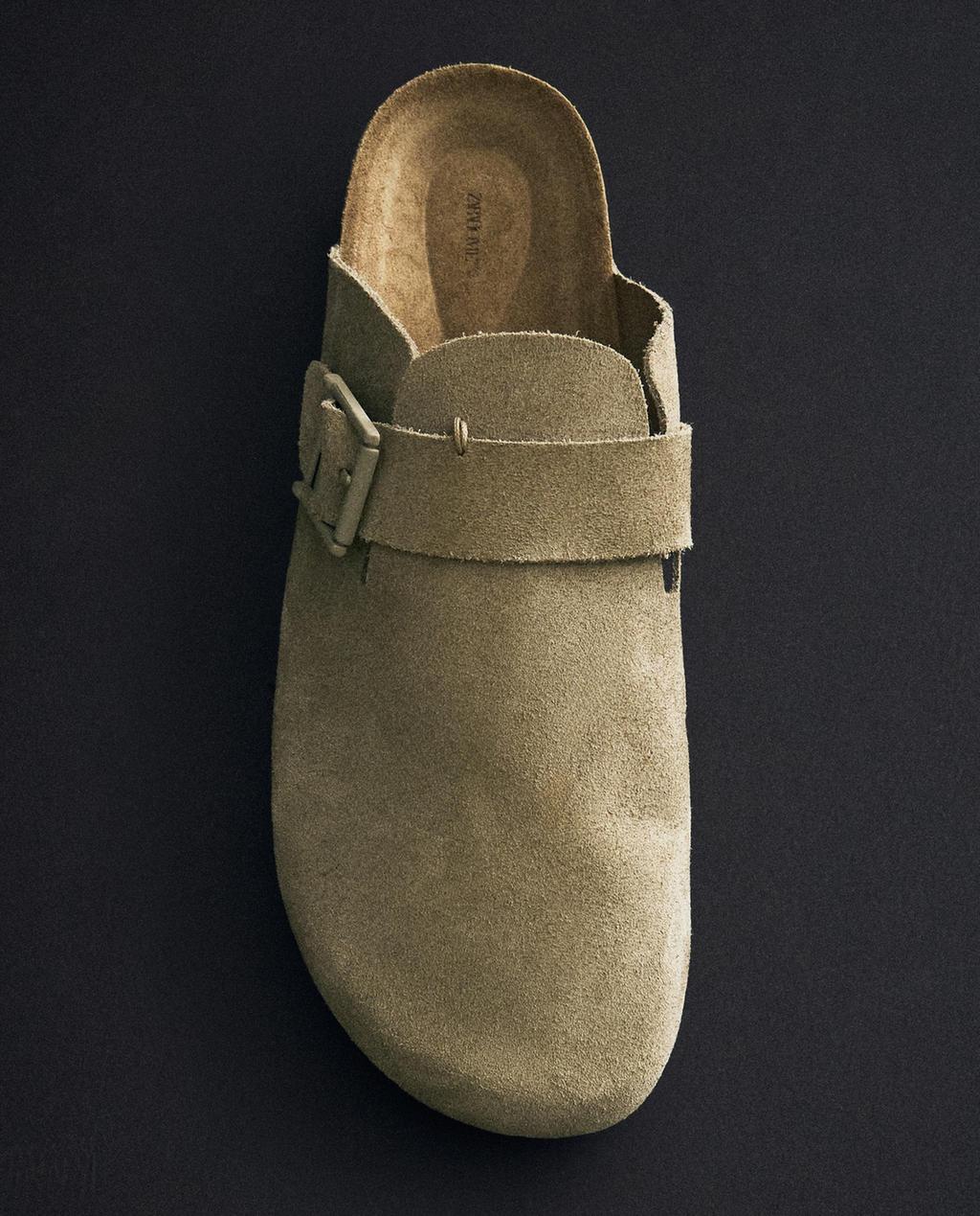 LEDERPANTOFFEL MIT SCHNALLE UND ZIERNAHT