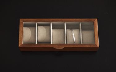 UHREN-SCHMUCKKÄSTCHEN AUS HOLZ UND LEINEN