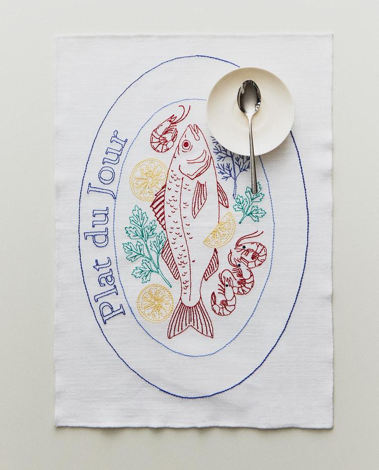 PLACEMAT WITH FISH EMBROIDERY