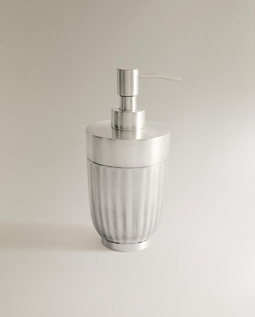Aaltoileva metallinen saippua-annostelija