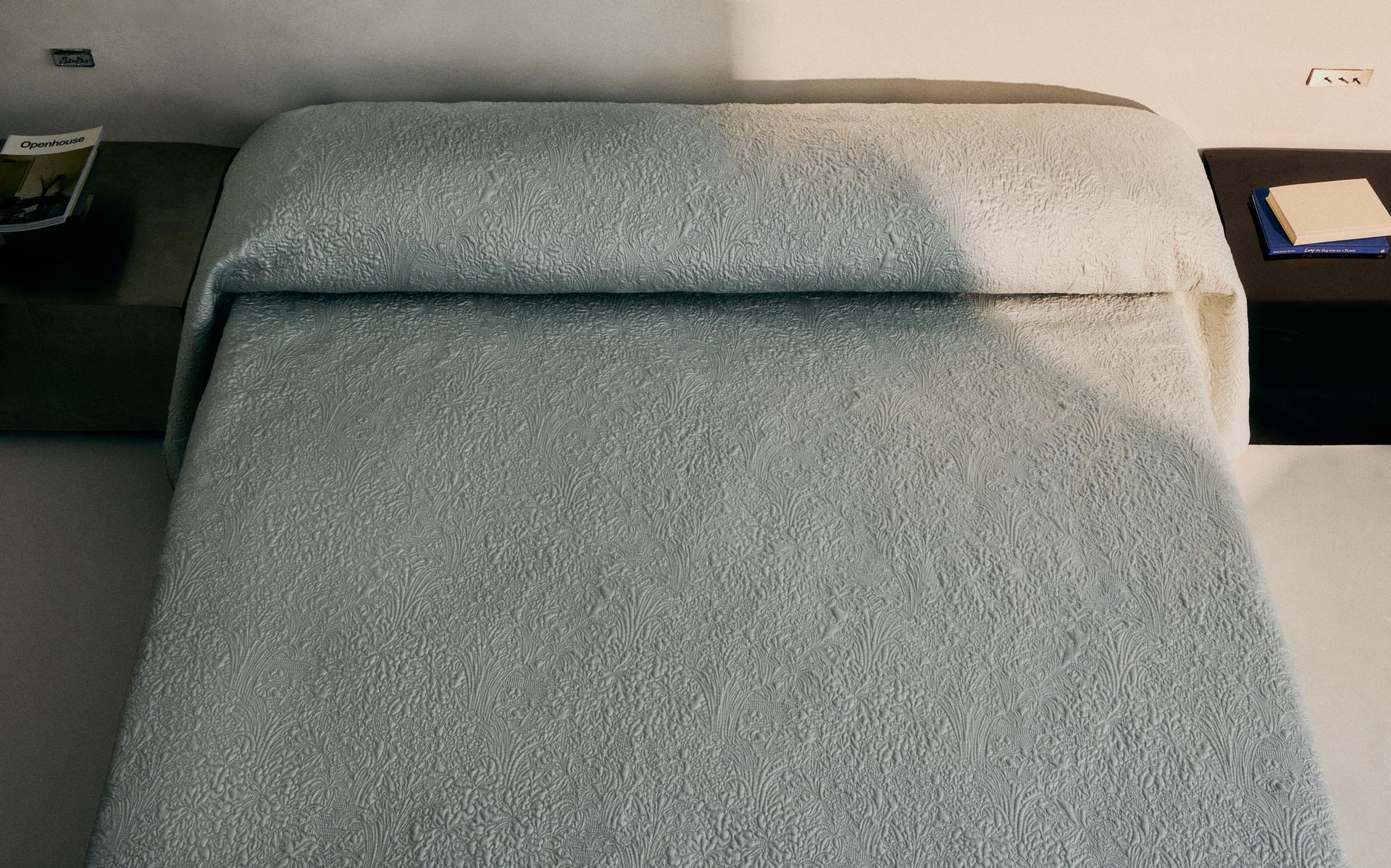 SCALLOPED FLORAL QUILTED BEDSPREAD