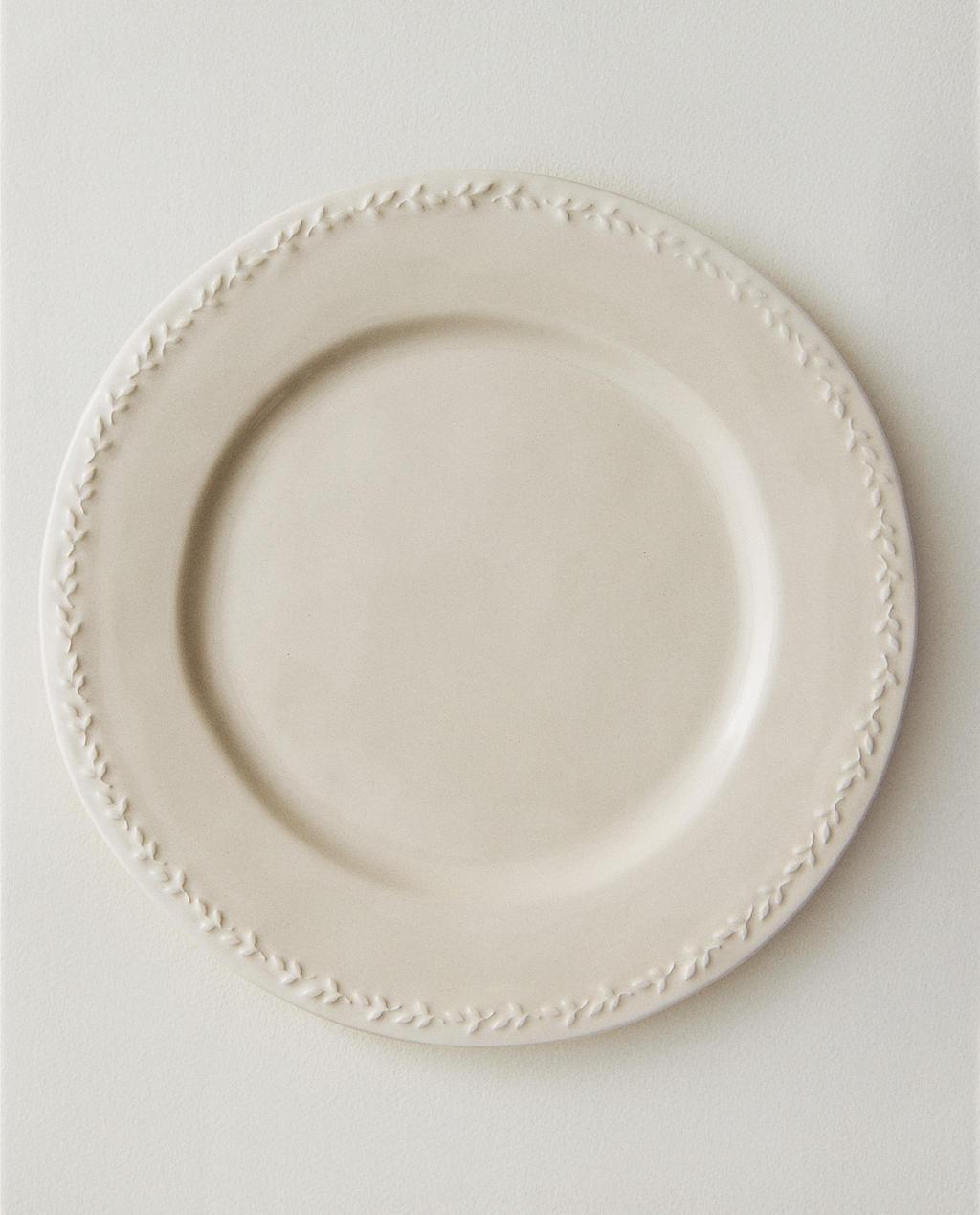 EARTHENWARE DINNER PLATE WITH RAISED-DESIGN EDGE