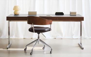 HOUTEN BUREAU MET METALEN POTEN