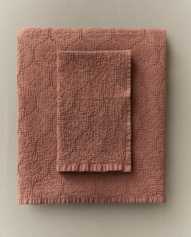 GEOMETRIC WAFFLE-KNIT BATH TOWEL
