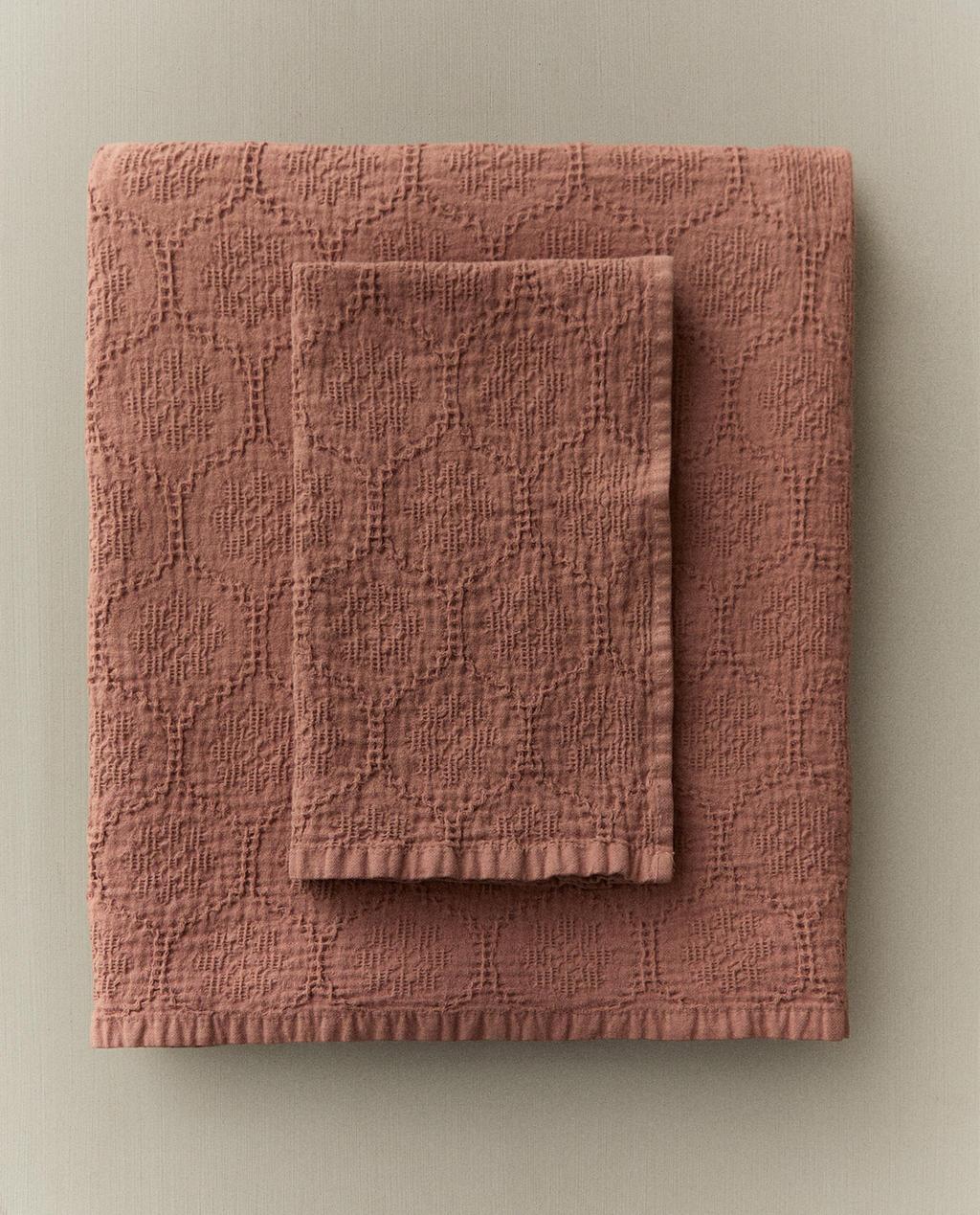 GEOMETRIC WAFFLE-KNIT BATH TOWEL