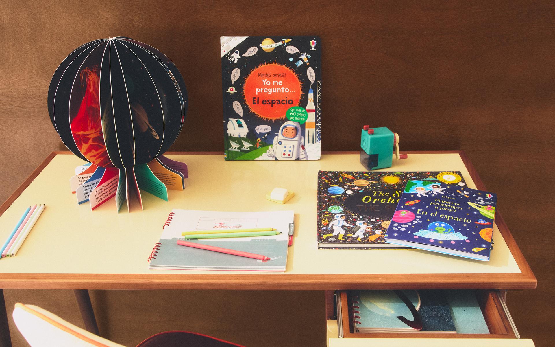 BUREAU ET LIVRES POUR ENFANTS