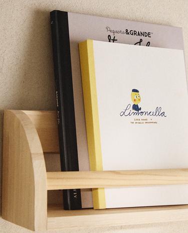 KIDS’ WOODEN SHELF WITH FRONT BAR