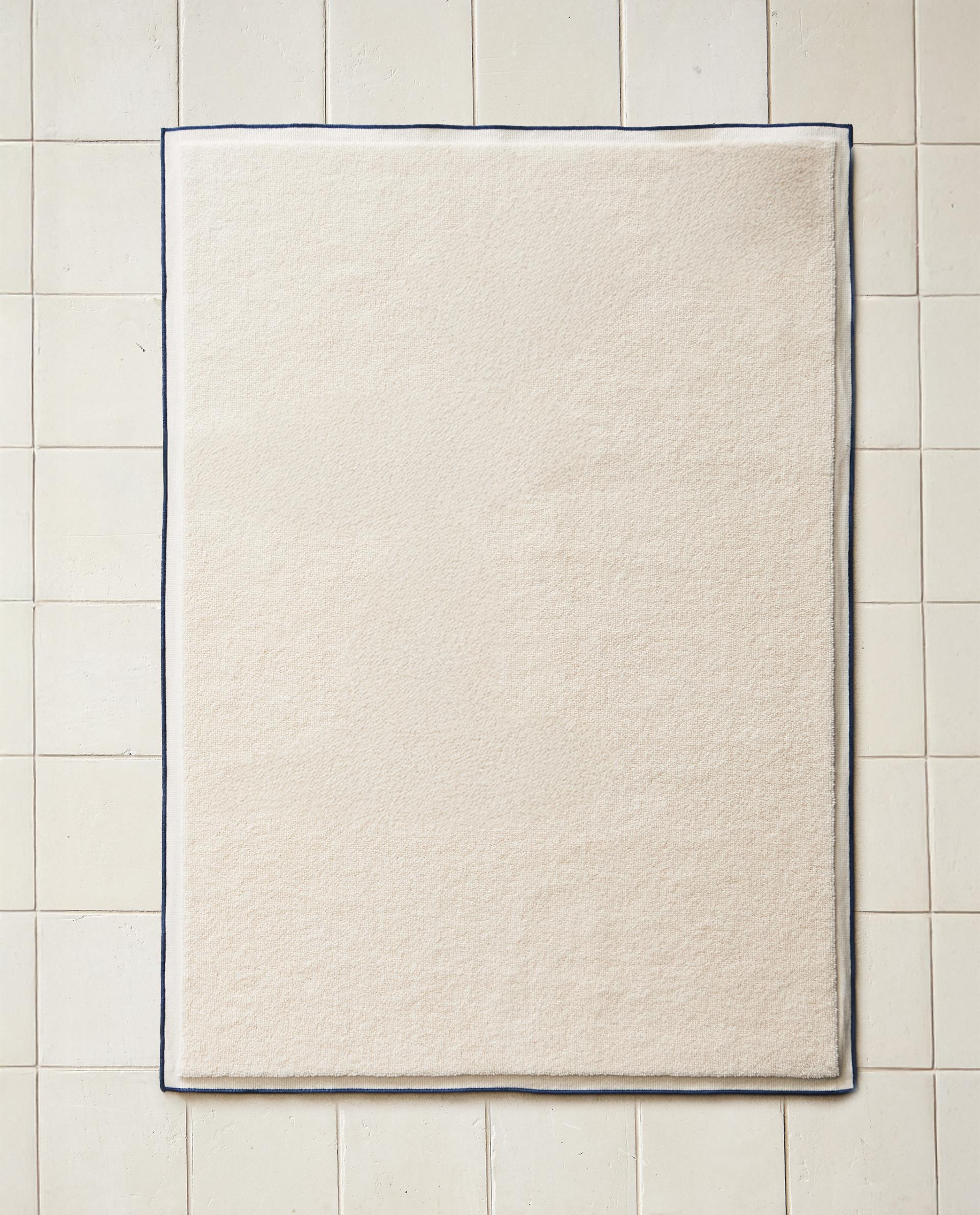CONTRAST TOPSTITCH BATH MAT