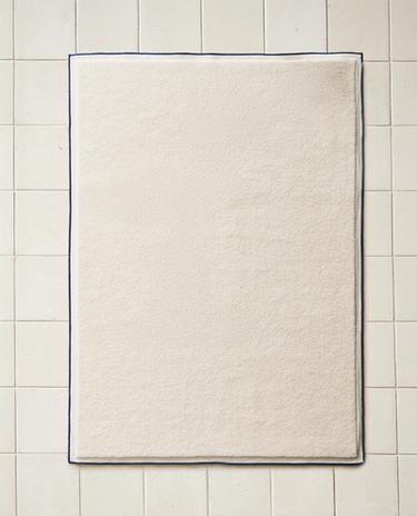 BATH MAT WITH COLOURED TOPSTITCHING