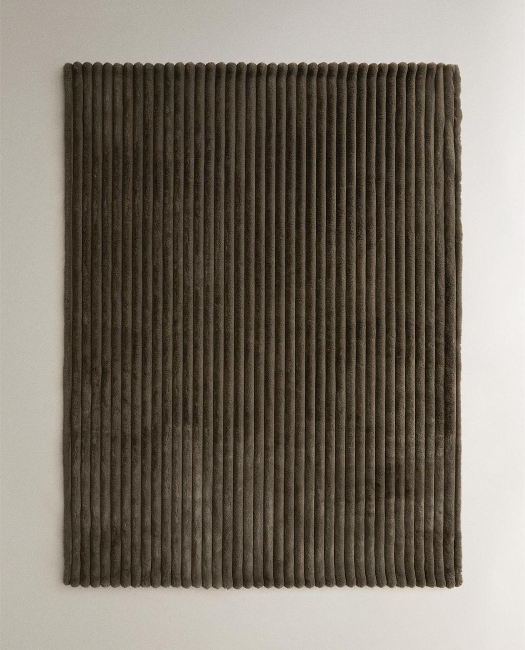 TUBULAR RELIEF FUR BLANKET