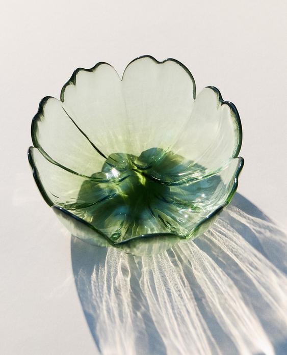 BLUMENSCHALE AUS GLAS