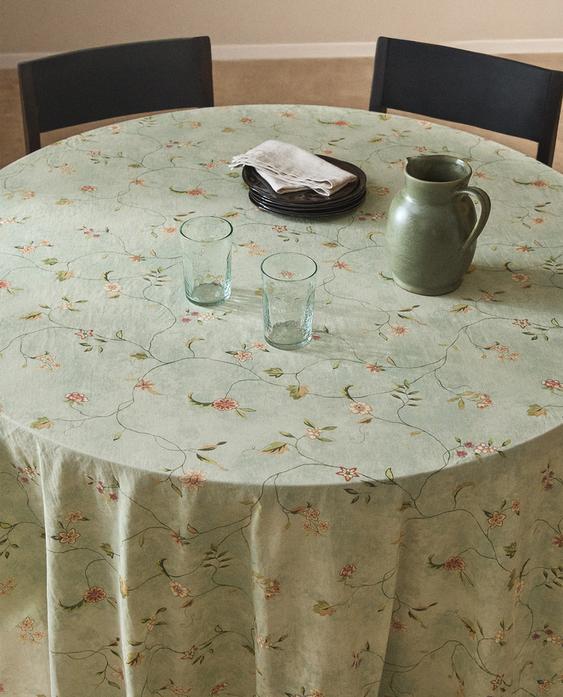 FAȚĂ DE MASĂ ROTUNDĂ CU IMPRIMEU FLORAL ȘI DANTELUȚĂ
