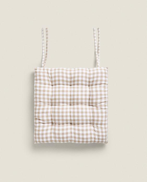 SITZKISSEN AUS GEFÄRBTEM GARN SITZKISSEN AUS GEFÄRBTEM GARN