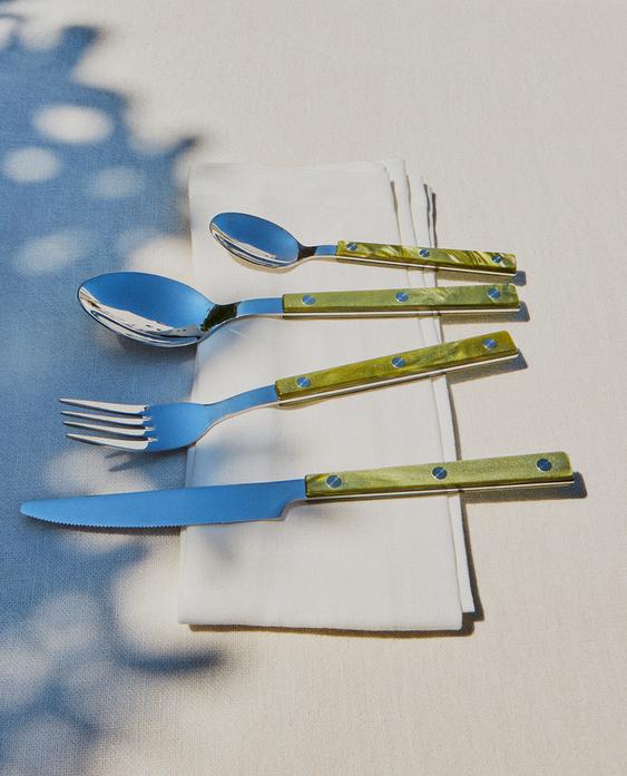 4-PIECE CUTLERY SET WITH ACRYLIC HANDLE
