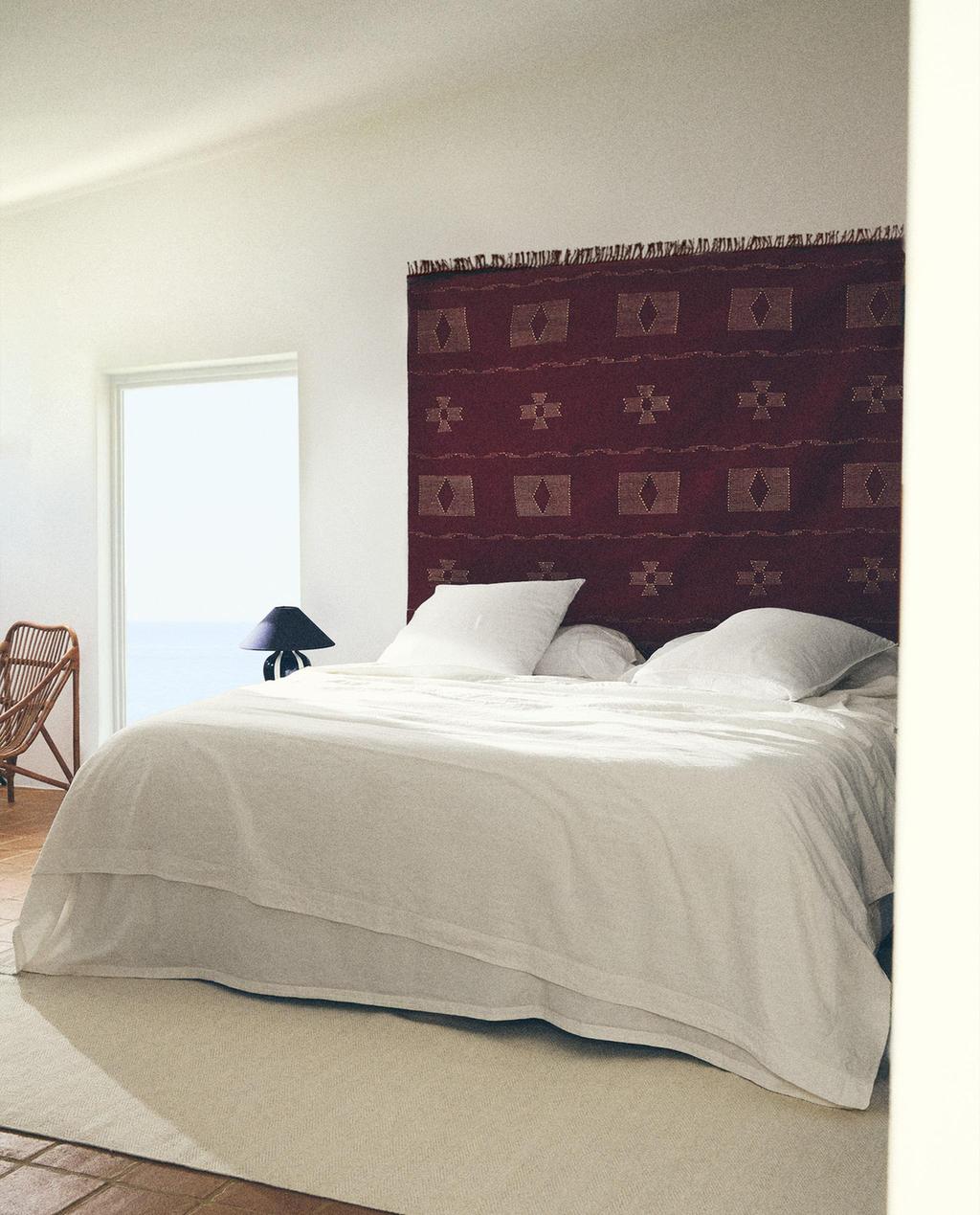 LINEN AND COTTON BEDSPREAD AND PRINTED RUG