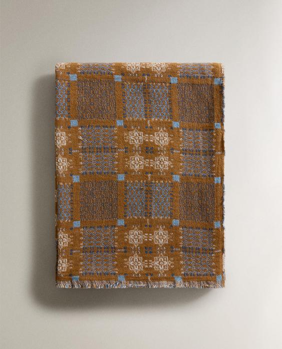GEOMETRIC DESIGN THROW