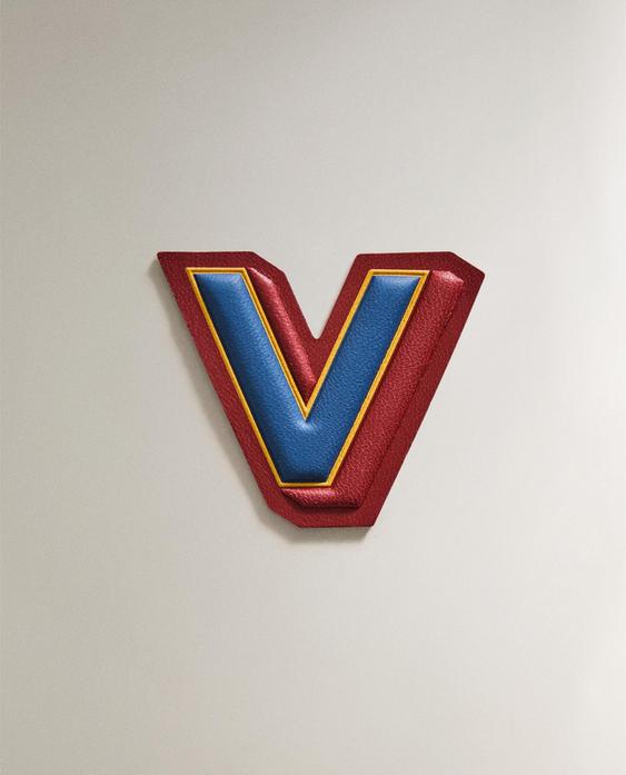 КОЖЕН ПАЧ С БУКВА „V“