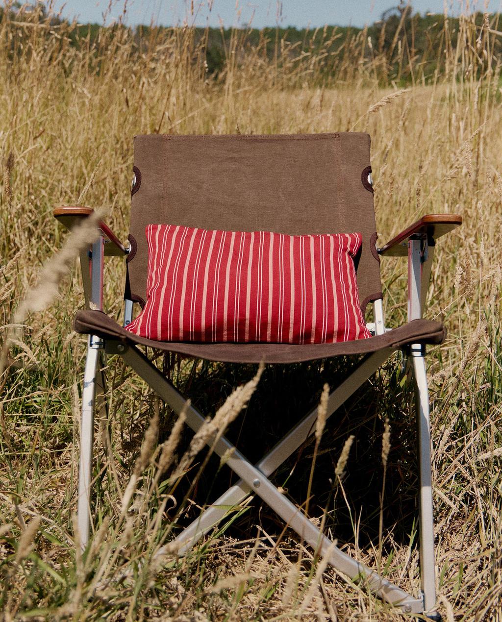 FOLDING CHAIR WITH HANDLE AND ARMRESTS