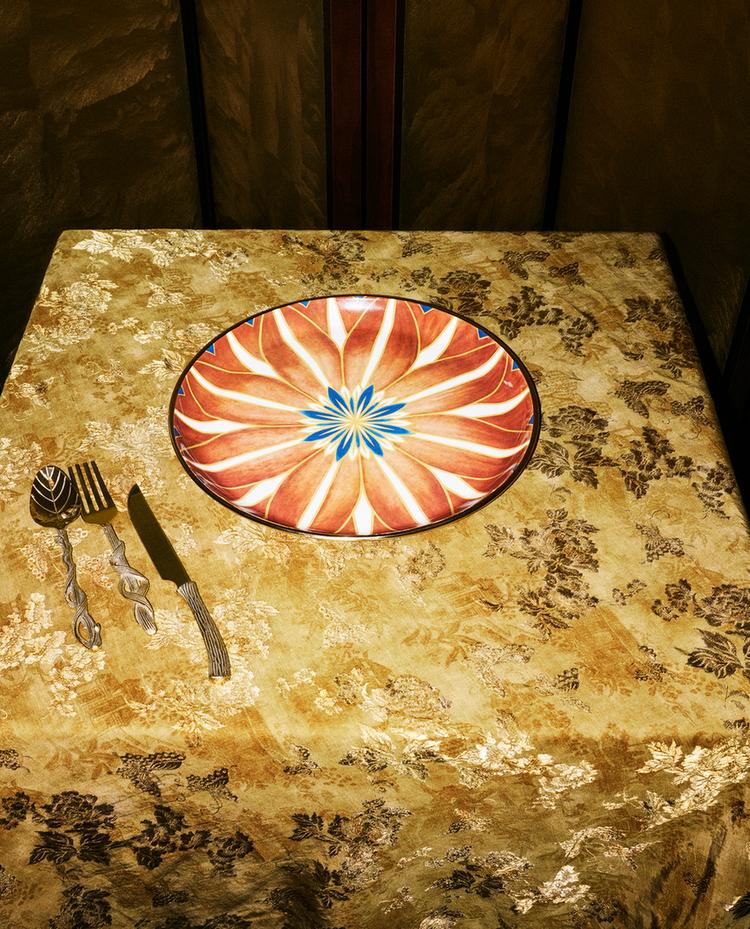 PLATEAU DÉCORATIF, COUVERTS ET NAPPE | MARISA BERENSON