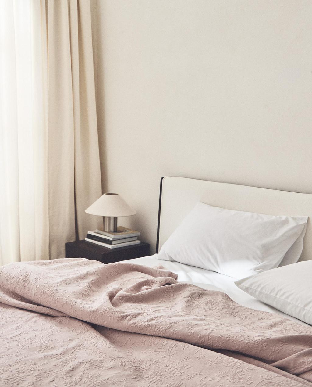JACQUARD BEDSPREAD WITH RUFFLE TRIM