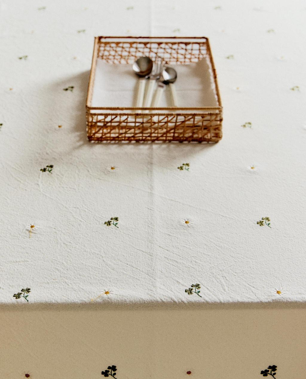 EMBROIDERED CLOVER AND DAISY TABLECLOTH