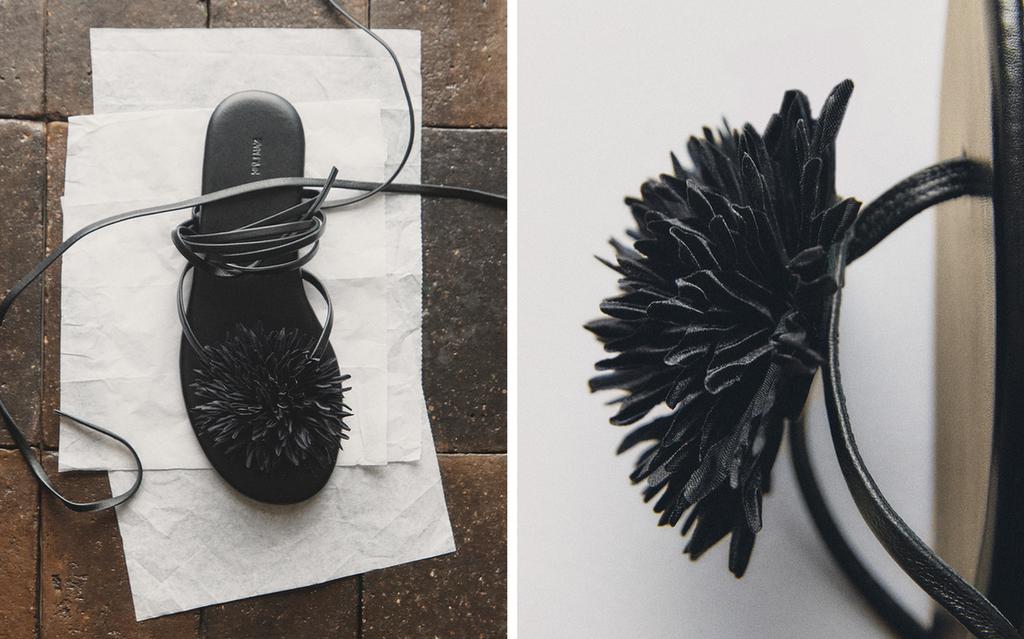 LEREN SANDALEN MET BLOEM