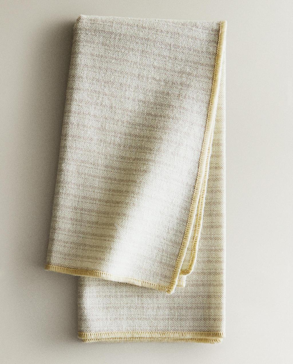 CONJUNTO DE GUARDANAPOS LISTRADOS COM OVERLOCK (CONJUNTO DE 2)