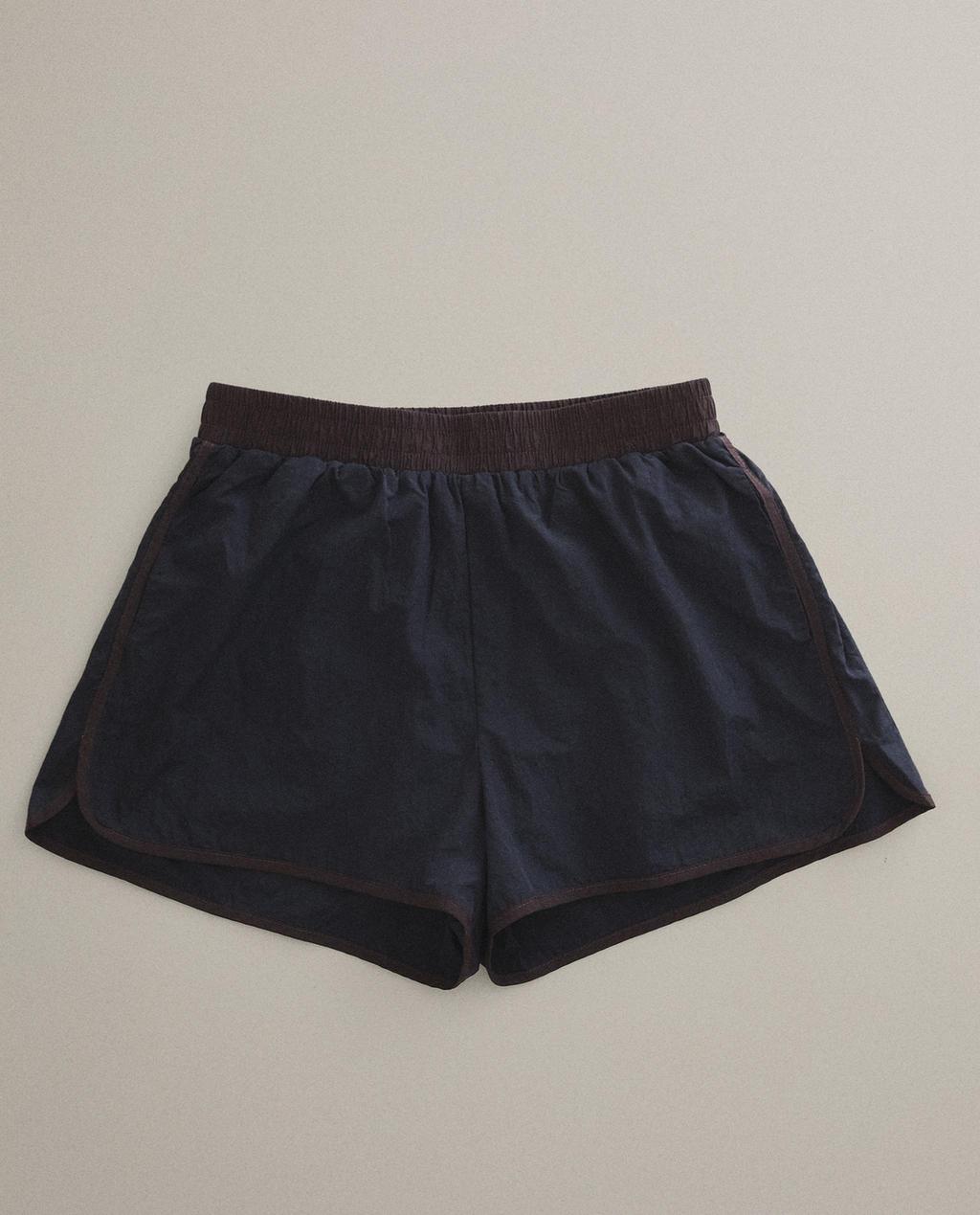 SHORTS MED KONTRASTFARVET KANTBÅND