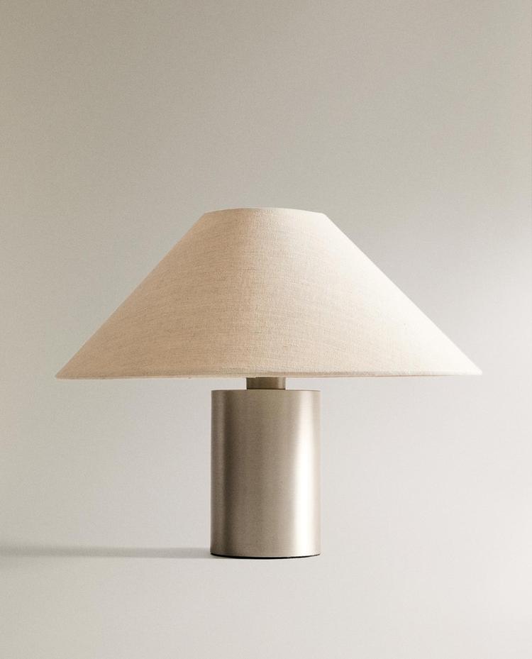 BORDSLAMPA I METALL