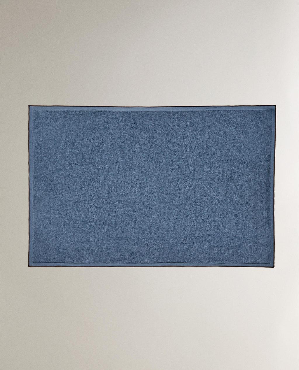 BATH MAT WITH COLOURED TOPSTITCHING