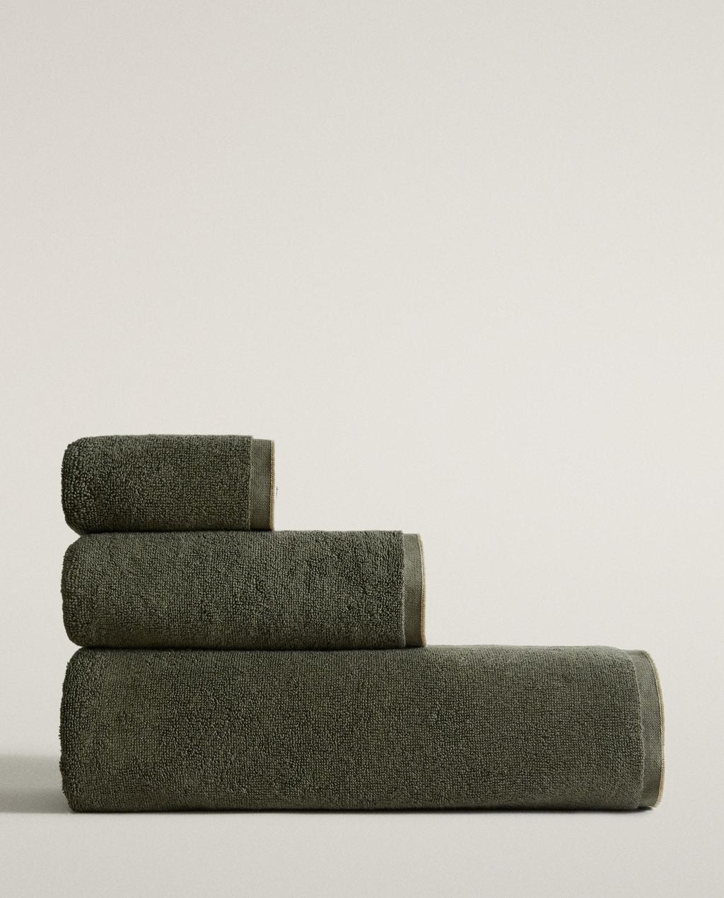 COTTON BATH TOWEL WITH TOPSTITCHING AND CONTRASTING PIPING