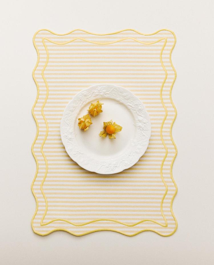 STRIPED SCALLOPED PLACEMAT