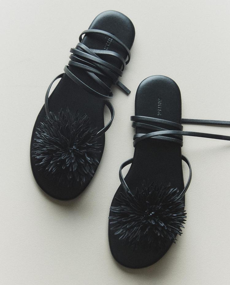 LEATHER SANDALS WITH FLOWER DETAIL