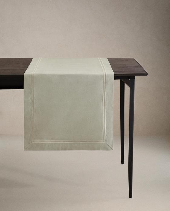 SATEEN TABLE RUNNER WITH TRIM