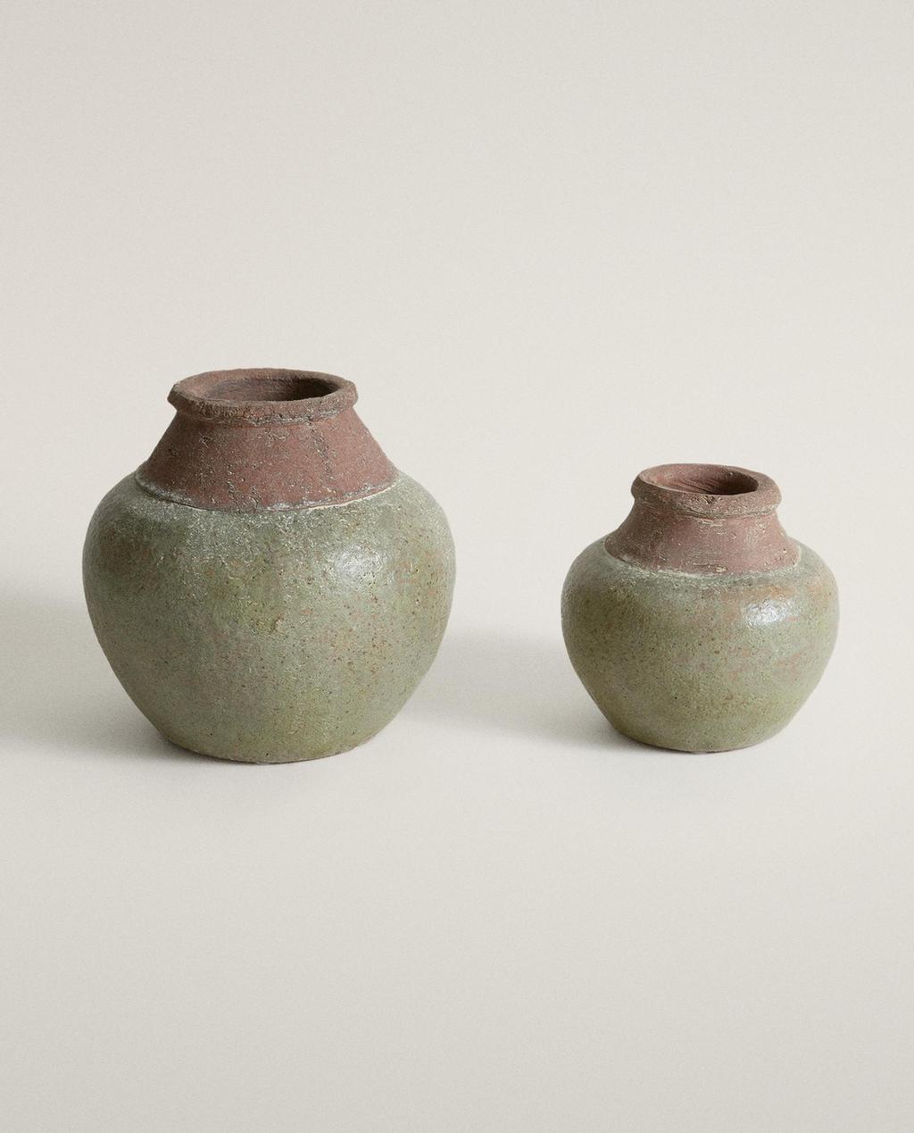 DECORATIVE ROUND CERAMIC VASE