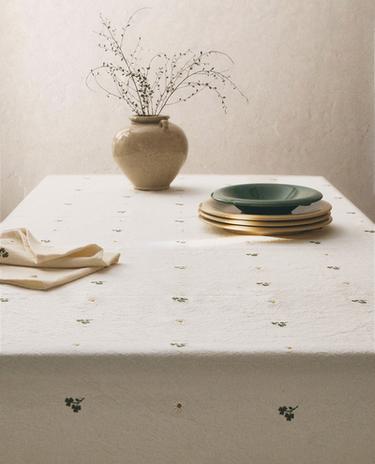 EMBROIDERED CLOVER AND DAISY TABLECLOTH