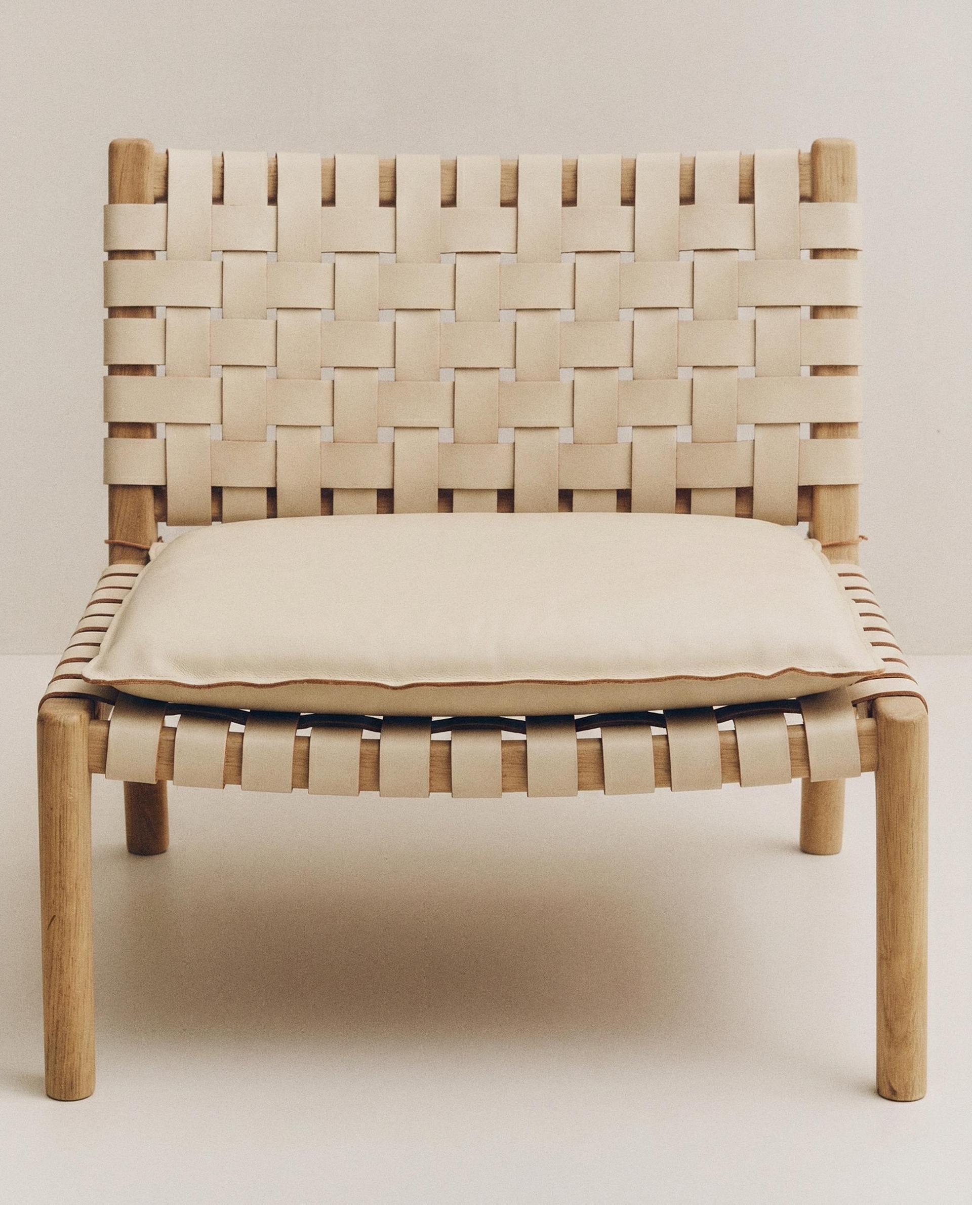 LOUNGE CHAIR 01